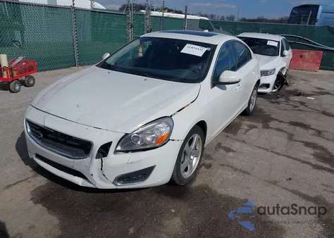 2013 Volvo S60 T5/T5 Platinum/T5 Premier/T5 Premier Plus z USA, uszkodzony, nr VIN YV1612FS7D1231533